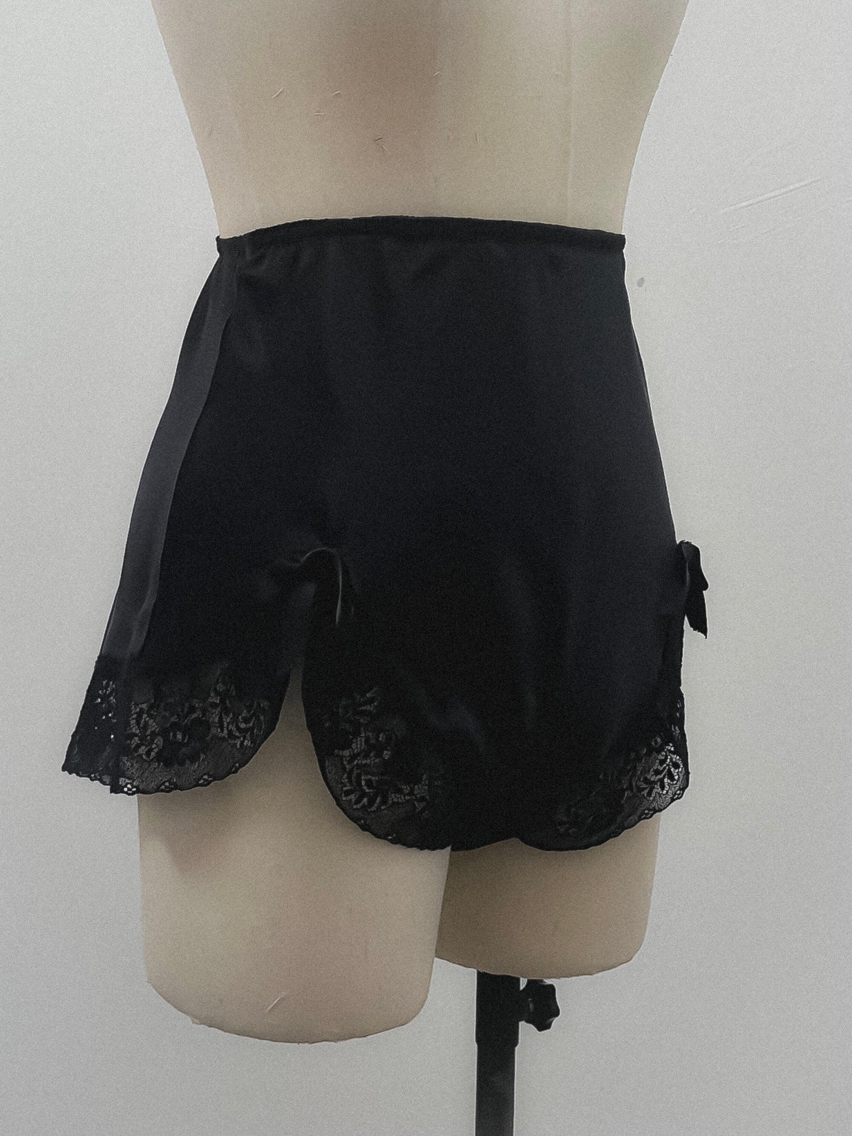 BLACK 100% SILK SHORTS XS