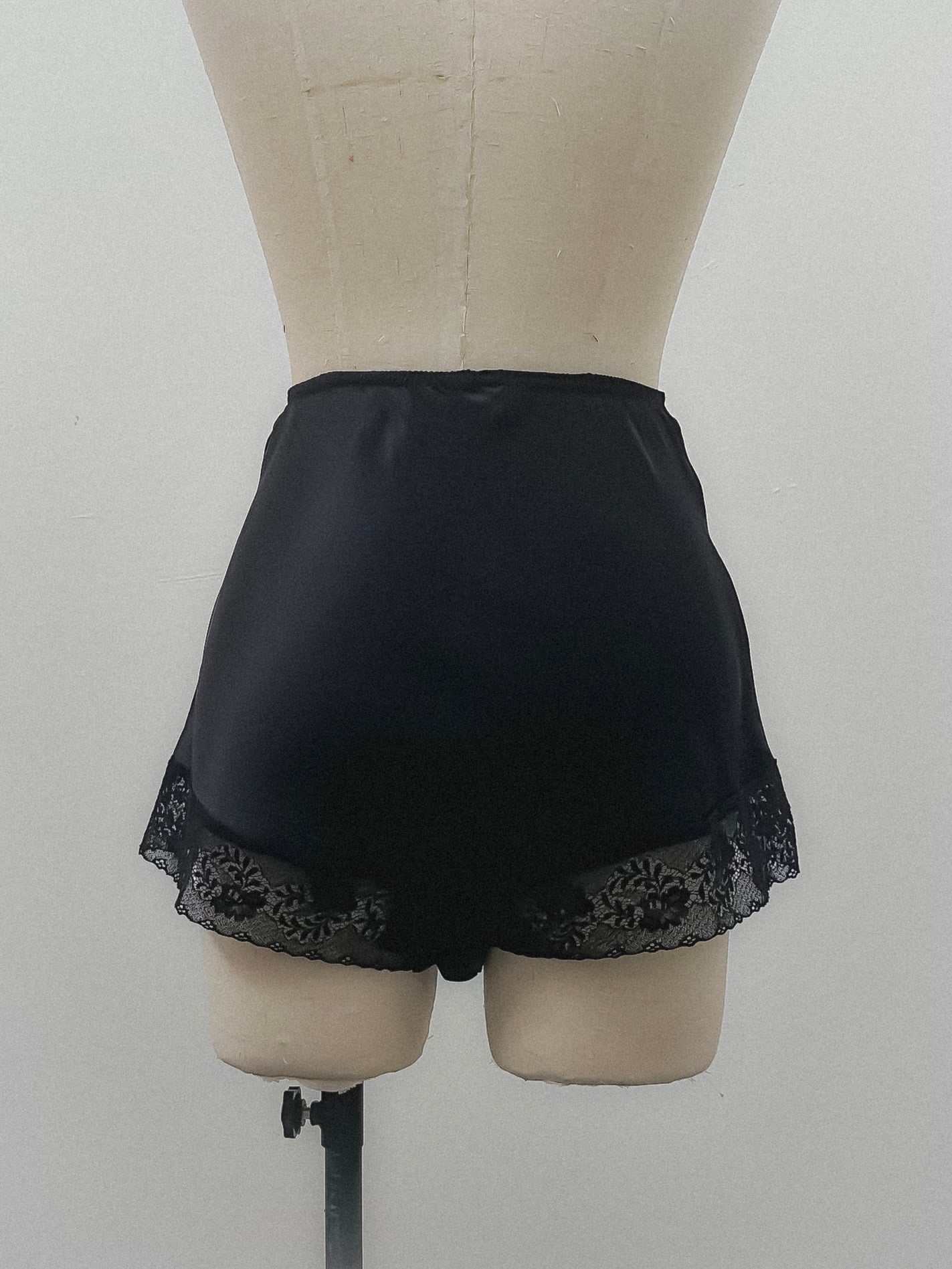 BLACK 100% SILK SHORTS XS