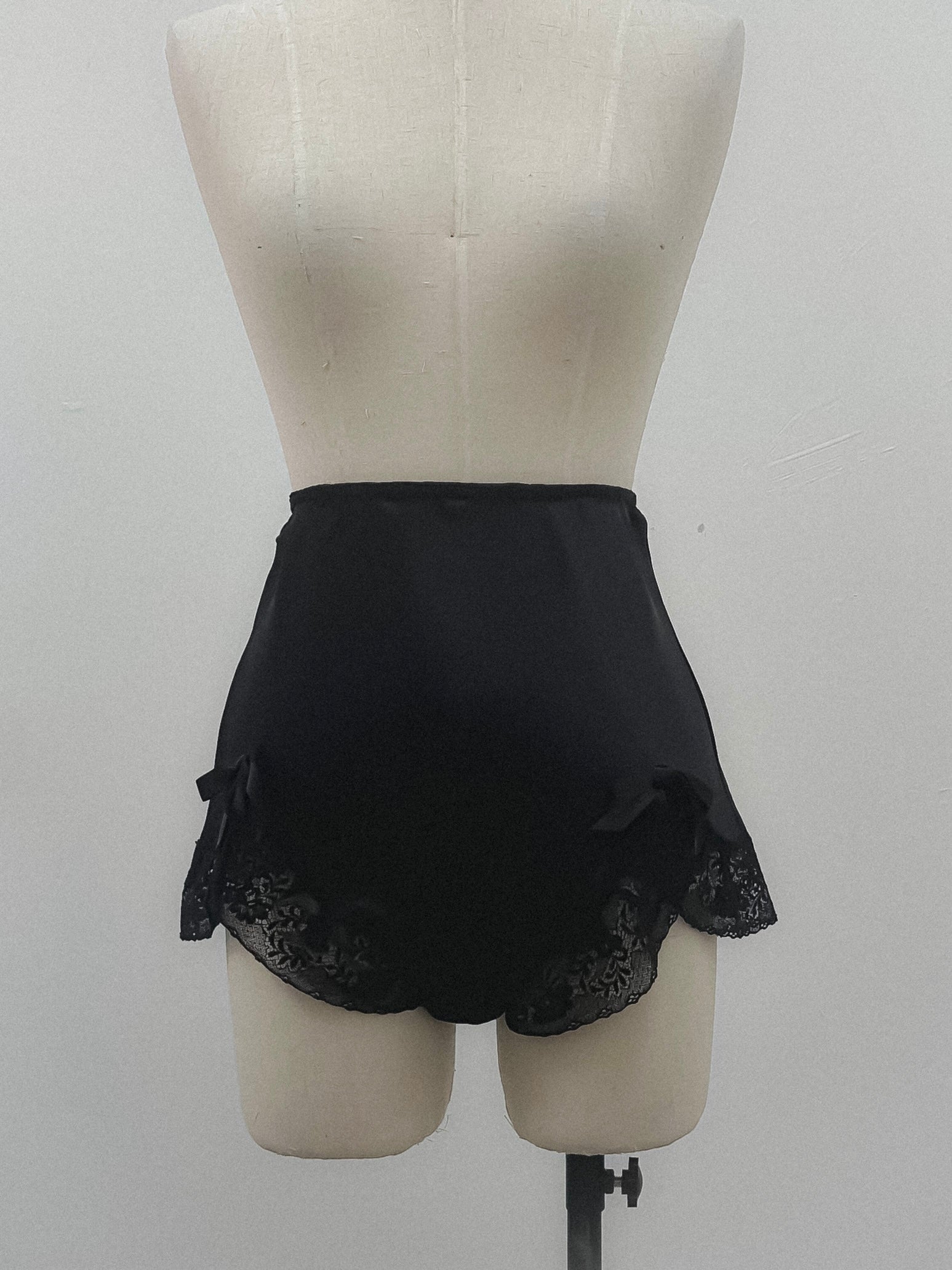 BLACK 100% SILK SHORTS XS