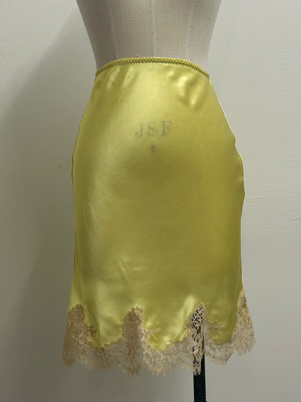 100% SILK AND FRENCH LACE SKIRT SIZE XS / S