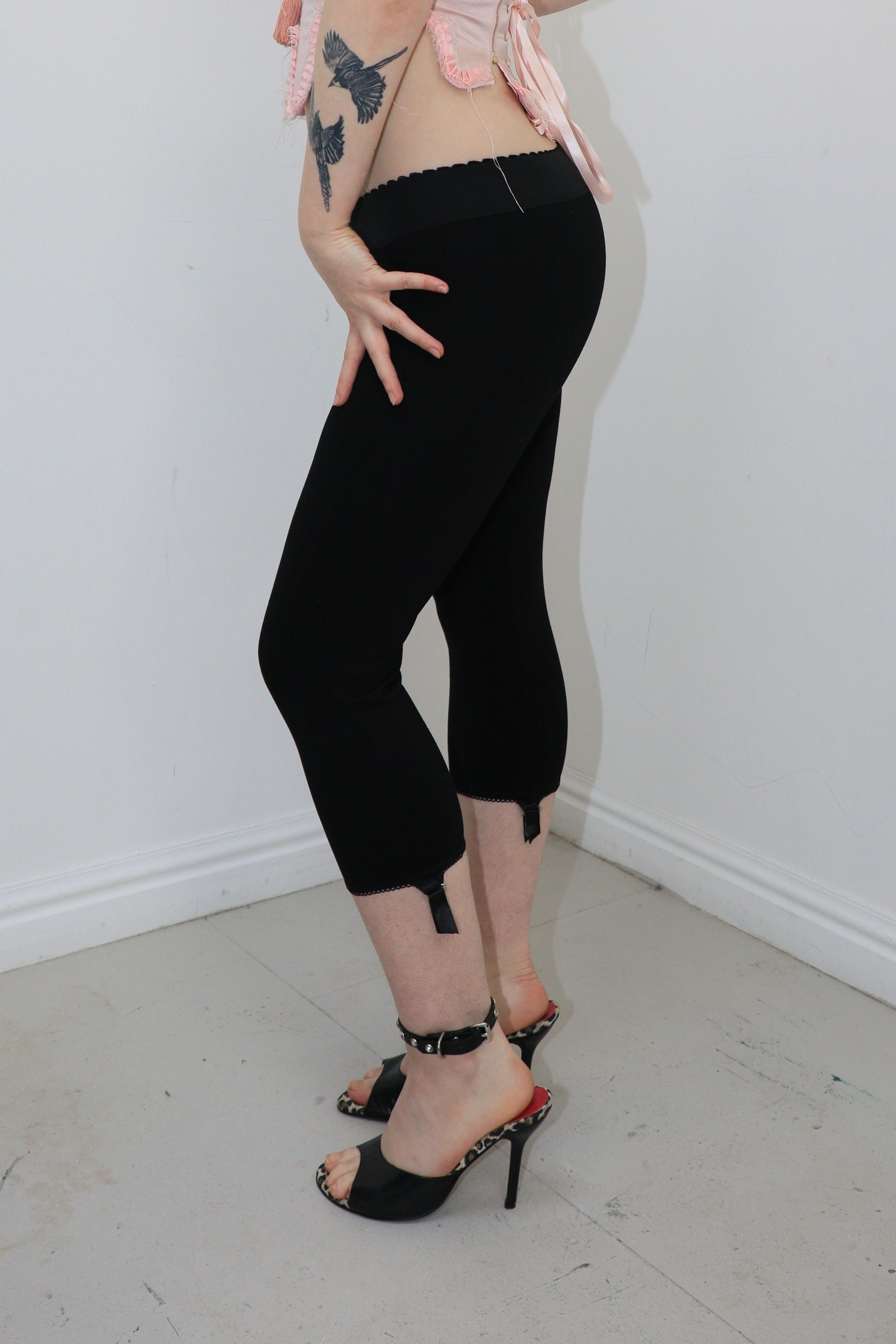 LOW RISE PICOT CAPRI PANT